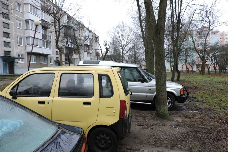 Двор просит уюта. На Озерском шоссе в Гродно машины паркуются на газонах