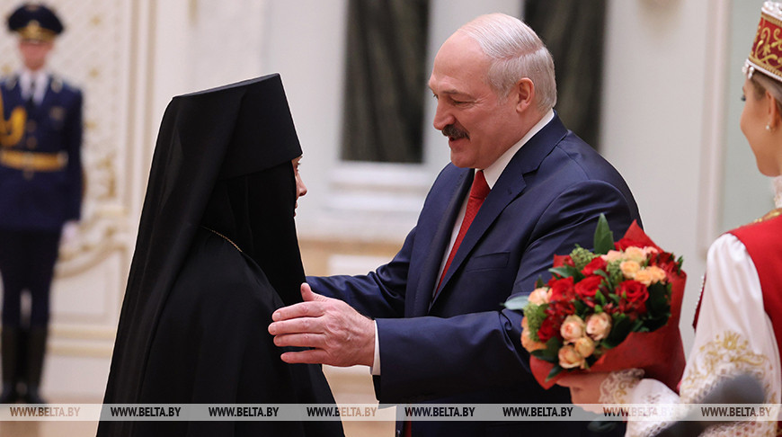 Семья является важной основой государства, и ее надо всячески поддерживать