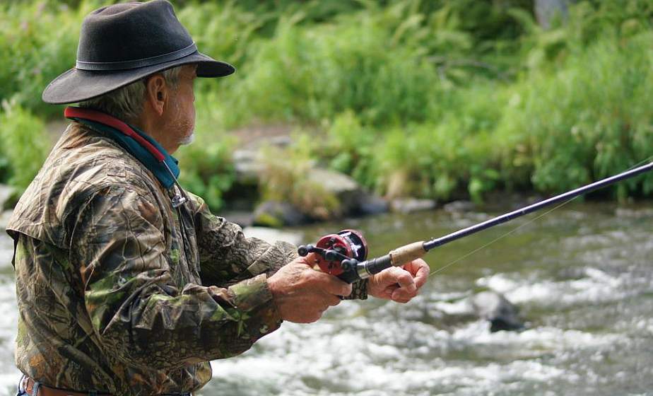 Госэнергогазнадзор предупреждает: ловля рыбы в водоемах под воздушными линиями электропередач опасна для жизни