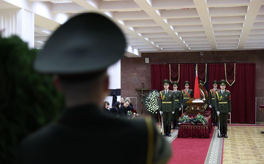 Участники церемонии прощания с министром иностранных дел Беларуси Владимиром Макеем поделились  эмоциями по поводу его скоропостижной смерти