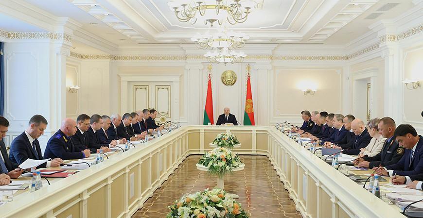 От жилищного строительства до ремесленной деятельности. Подробности совещания Александра Лукашенко с руководством Совмина