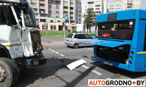 Вчера в Гродно на улице Славинского грузовой МАЗ врезался в пассажирский автобус