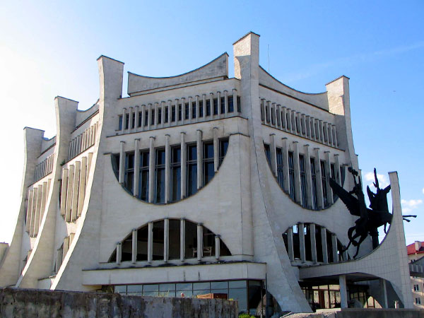 Драмтеатр приглашает зрителей. В театре возобновляют спектакли