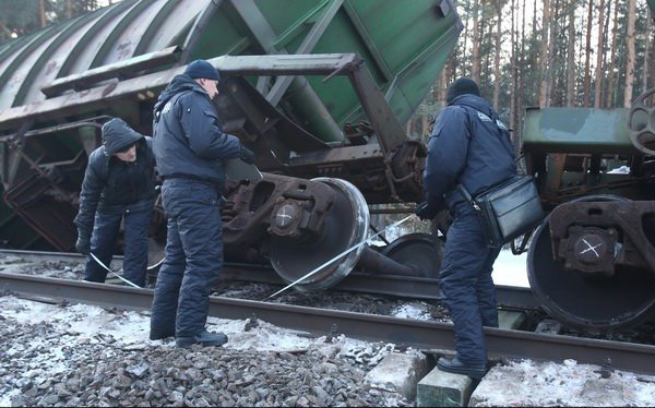 Причиной схода вагонов грузового поезда в Дятловском районе мог стать излом рельса