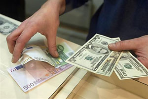 Евро подешевел, курс доллара не изменился