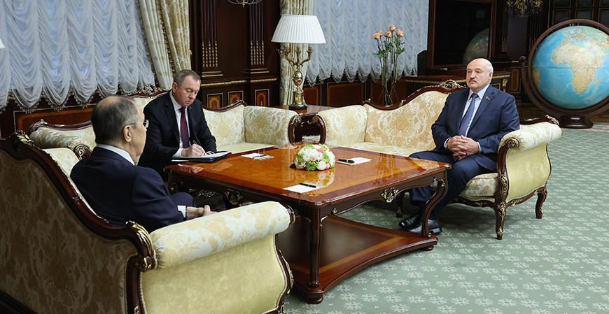 "Мы еще зеркально не отвечали". Александр Лукашенко о "ядерных" тренировках западной авиации