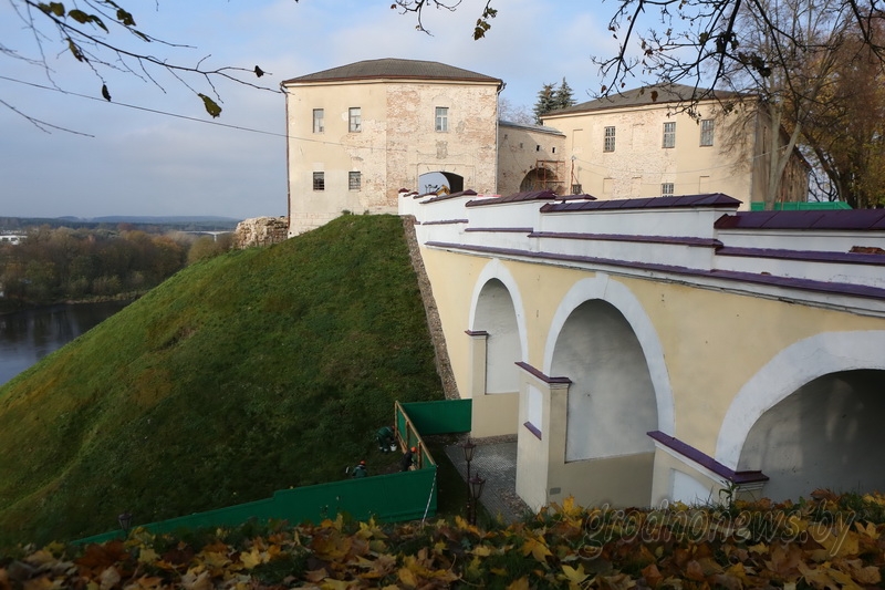Старый замок: фреску XVI века снимут и восстановят рисунок, а фундамент получит «инъекции молодости»