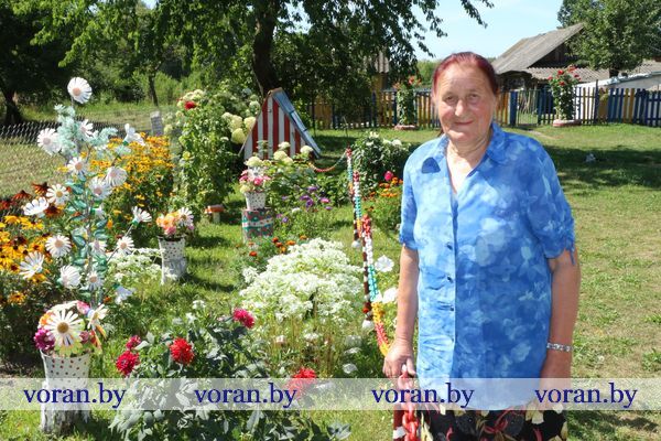 Уход за большим цветником,  хэнд-мэйд  во дворе и признание местных. Сельские будни Брониславы Чайковской из Вороновского района