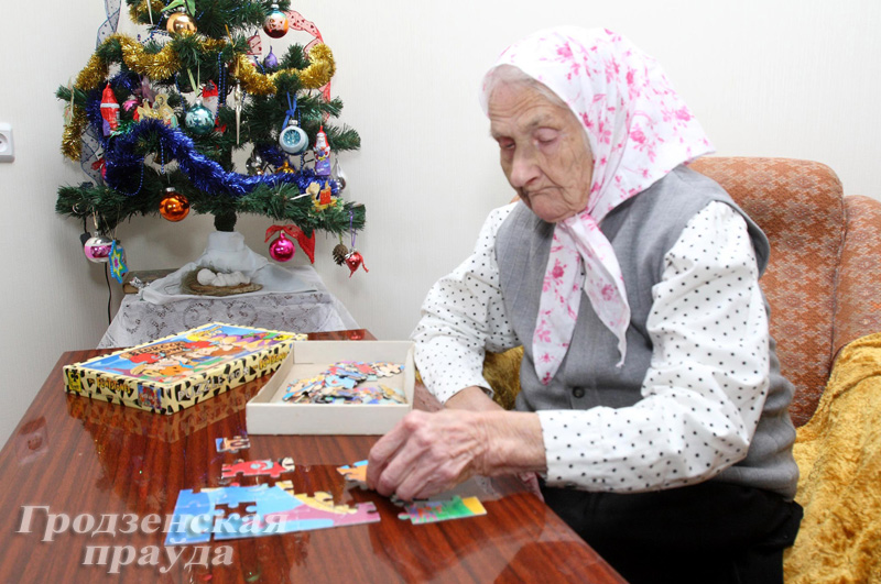 105-летняя долгожительница из Гродно любит собирать пазлы