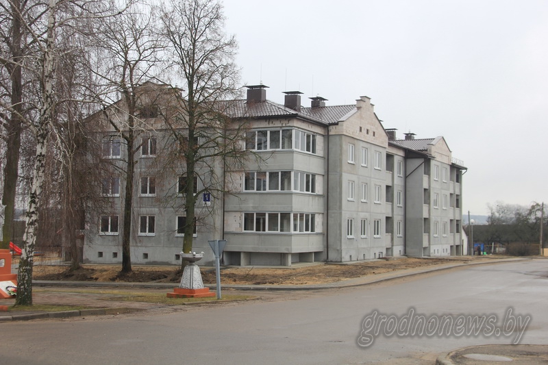 Новый трехэтажный дом построили в городском поселке Щучинского района
