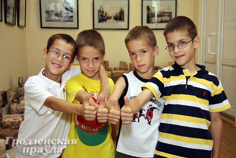 Фотофакт: четверо братьев-близнецов