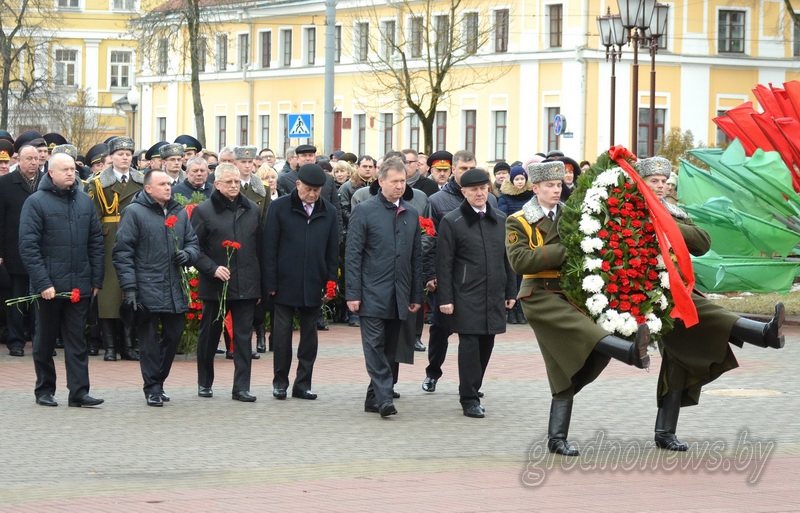 В Гродно возложили венки и цветы к Вечному огню