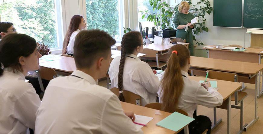 При каких условиях ученика теперь смогут оставить на второй год, рассказали в Институте образования