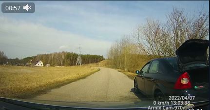 В Слониме сотрудники ГАИ помогли престарелому мужчине поменять колесо авто