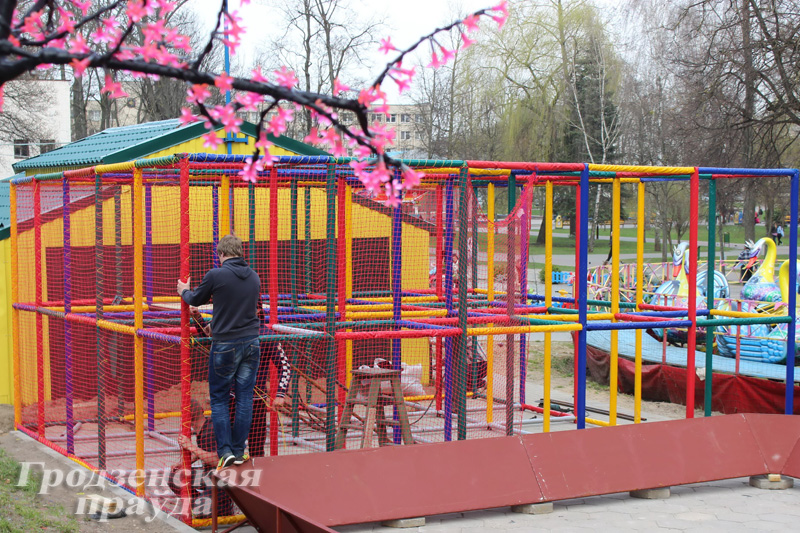 В парке имени Жилибера установлен новый аттракцион и появится «дерево любви»