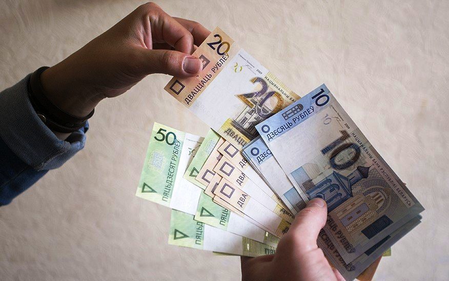  В Беларуси впервые обнаружили поддельные банкноты в 5 и 100 рублей