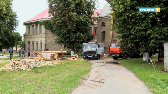 В Гродно в школе №6 во время строительных работ нашли уникальные таблички на польском языке 20-х годов прошлого века 