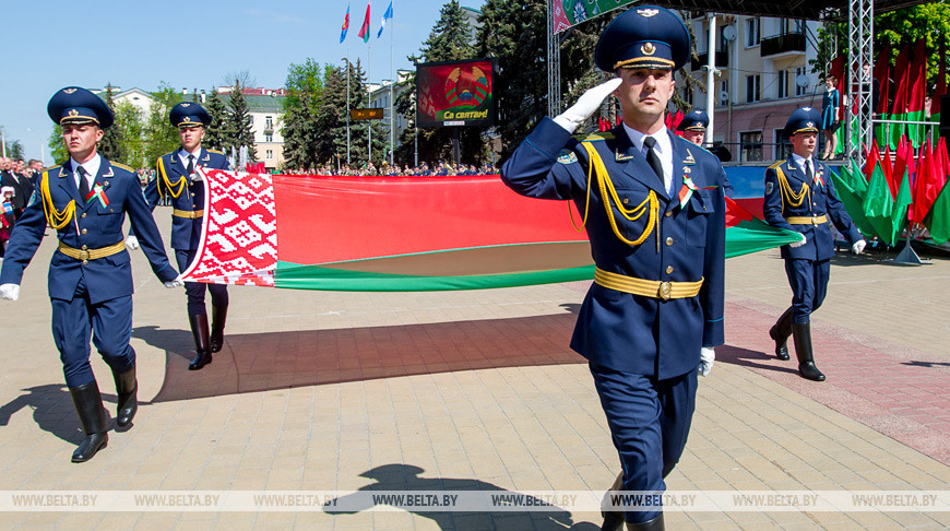  "Только вместе мы сможем отвечать на вызовы времени" - Александр Лукашенко поздравил белорусов с Днем герба и флага