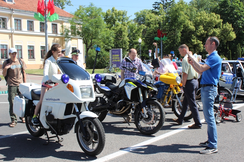 Селфи в фуражках, смоделированная авария и снайперская винтовка. В Гродно проходит «Кірмаш бяспекі»