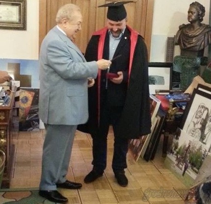 Гродненский график Юрий Яковенко примерил мантию от Зураба Церетели