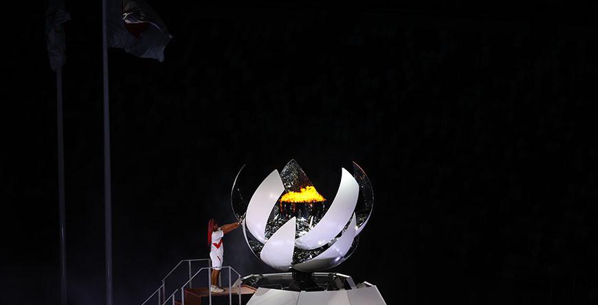 Теннисистка Наоми Осака зажгла олимпийский огонь в Токио