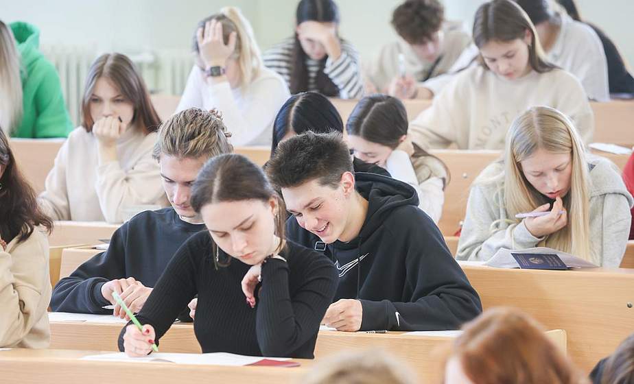 В Гродно стартовал репетиционный централизованный экзамен. Узнали, как он проходит, и что думают о введении ЦЭ сами учащиеся 