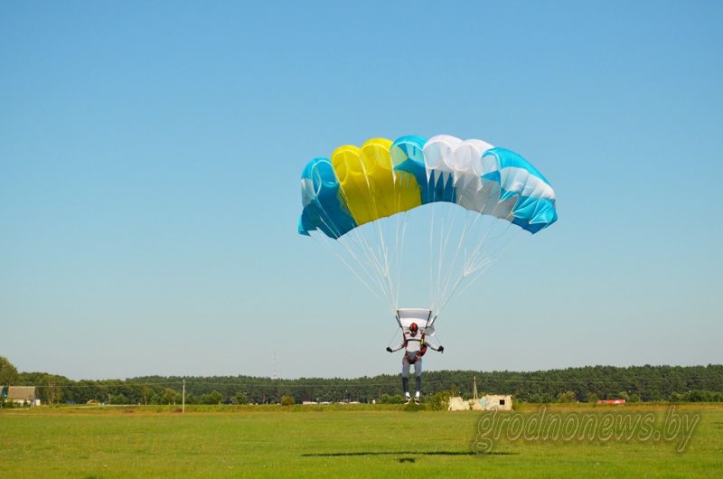 Под Гродно парашютисты посоревнуются в точности приземления 