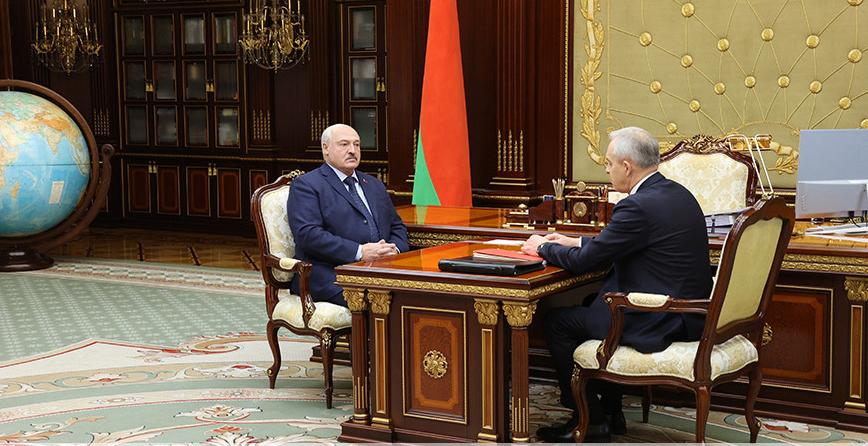 Александр Лукашенко принял с докладом главу Администрации Президента