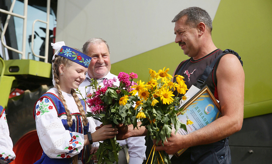 Combine driver from Grodno region is the first who thrashed a thousand tons of grain in the Republic