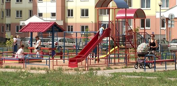 Мешали отдыхать. В Гродно пьяный мужчина кинул с балкона в детей кухонными ножами 