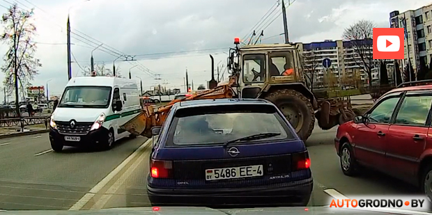 В Гродно водитель трактора чуть не надел на ковш автомобиль инкассации