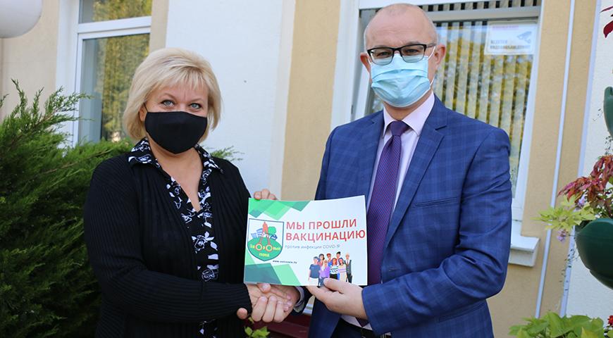 «Мы прошли вакцинацию» – такие надписи появились на учреждениях и предприятиях Островецкого района