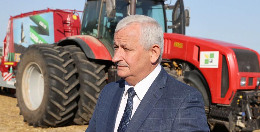 На полях Беларуси используется более 7 тыс. отечественных комбайнов - Петр Пархомчик