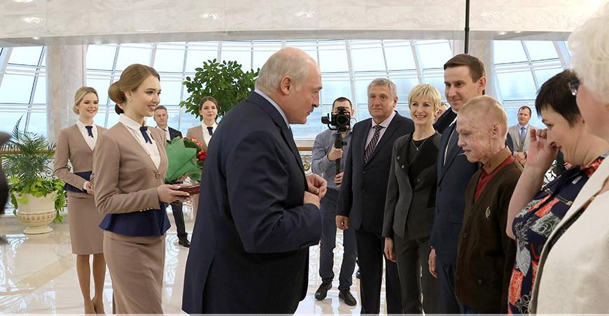 В гостях у Президента. Александр Лукашенко вручил награды Роме Когодовскому и спасшим его медикам