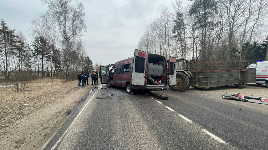 В результате ДТП маршрутки и трактора на трассе Бобруйск-Глуск госпитализированы 4 женщины
