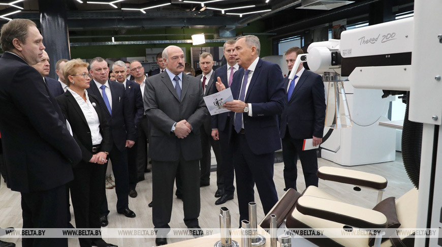 О частном бизнесе, финансовом кризисе и коронавирусе - Александр Лукашенко посетил медицинское предприятие "Адани"