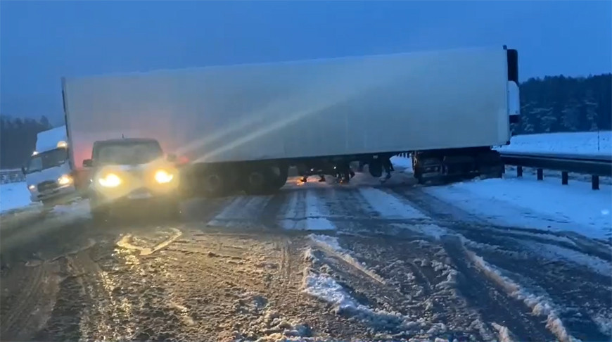 На трассе М6 развернуло прицеп большегруза, он заблокировал проезд