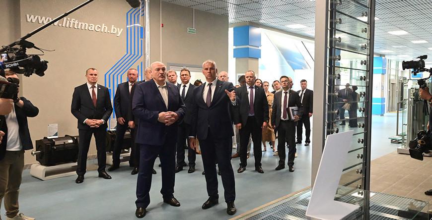 "Нам ничего не оставалось делать". Александр Лукашенко спас этот завод в 2000-х и сегодня он лучший на постсоветском пространстве