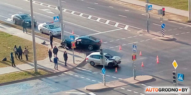 На Ольшанке В Гродно разбили недешевый BMW: куски бампера отлетели на несколько метров вперед