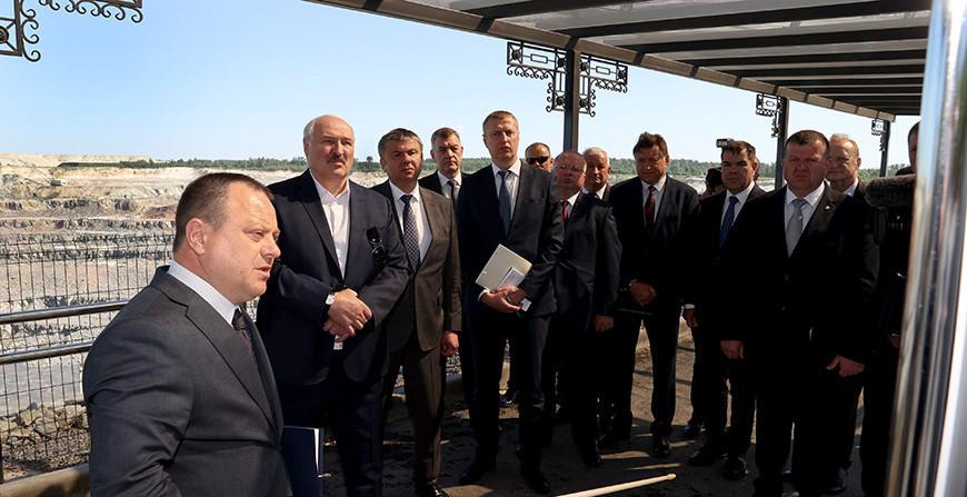  Александр Лукашенко посещает предприятие "Гранит", где строят новый горный комбинат. Что хотят показать Президенту?