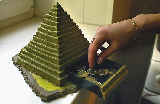 Сельчане брали в банках деньги, отдавая часть мошеннице