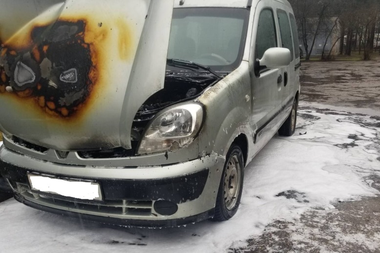 Подвела электропроводка. В Березовке тушили загоревшийся автомобиль