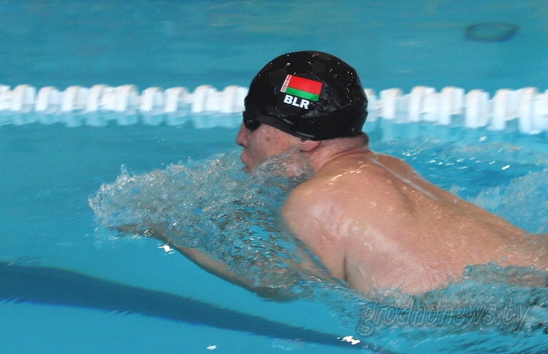 На соревнования без визы. В открытом первенстве Гродненской области по плаванию в категории «Мастерс» участвуют пловцы из разных стран (+Видео)