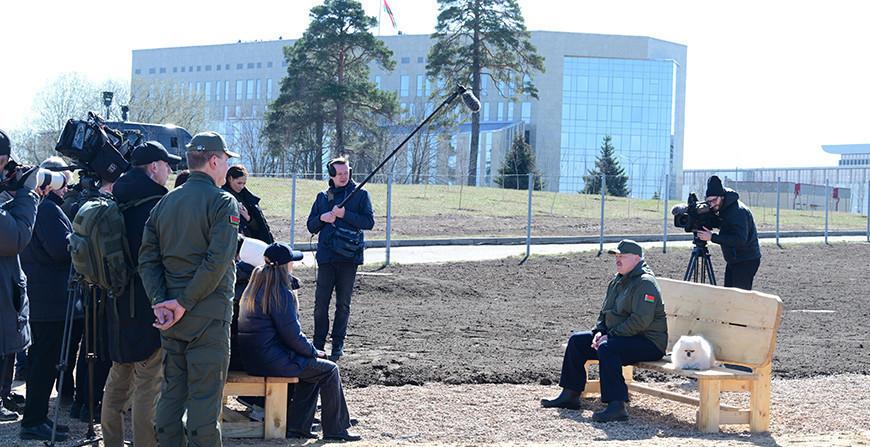 Интервью на весь "МИР", дуэль на льду, гости из Пакистана и субботние заявления. Итоги недели Президента