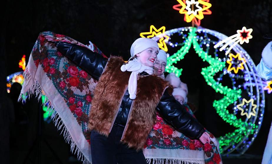 Christmas trees from plasticine and building blocks, a bull from car filters. Alley of designer Christmas trees lit up in Grodno (+ video)