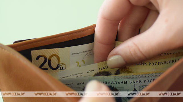 Средняя зарплата в Беларуси в апреле составила Br1074