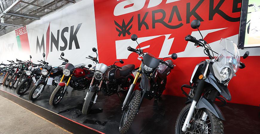 Александр Лукашенко изучает ситуацию с крупными минскими долгостроями и посещает мотовелозавод