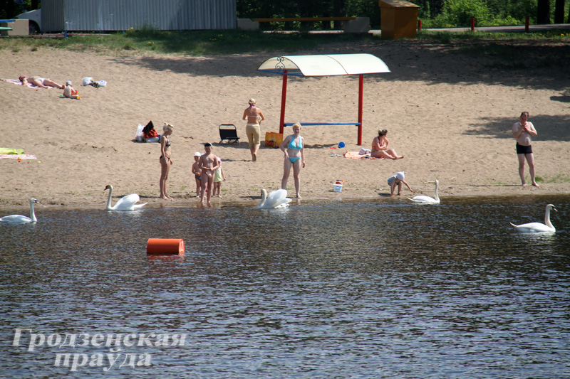 Гродненцы поспешили открыть пляжный сезон (ФОТО)