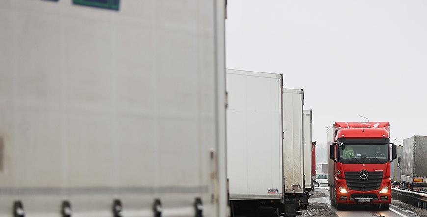 Скопление грузовиков фиксируется на всех маршрутах в ЕС