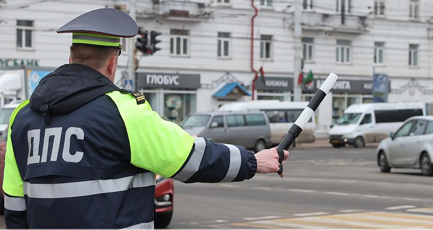 ГАИ рекомендует на мокрой дороге соблюдать безопасный скоростной режим и дистанцию